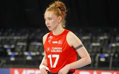 Júlia Bergmann brilha e lidera vitória na estreia do campeonato turco