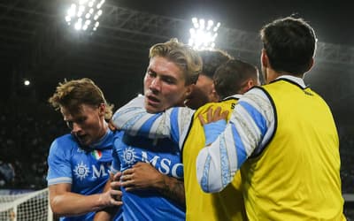 Artilheiro e brasileiro roubam a cena em vitória do Napoli: ‘Joga muito fácil’