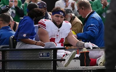 Jogador da NFL sofre grave lesão e é retirado de campo, em melhor momento da carreira