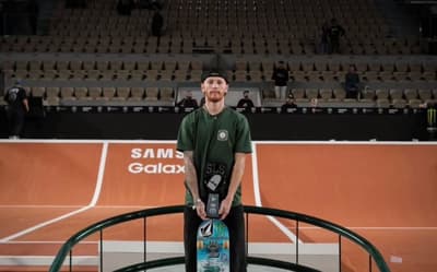 Franceses jogam copos na pista e brasileiro é prata na SLS de Paris