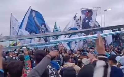 Torcida do Racing faz bandeiraço antes da concentração para semifinal contra o Flamengo