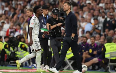 Xabi Alonso elogia partida de Vini Jr, mas avisa: 'Vamos conversar'