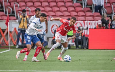 Decisão da arbitragem em Internacional x Bahia divide opiniões: 'De frente'