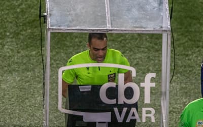 Árbitro Davi de Oliveira Lacerda na partida entre Flamengo e Fluminense