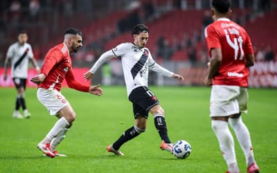 Com polêmica de arbitragem e virada no fim, IA crava o placar de Vasco x Inter