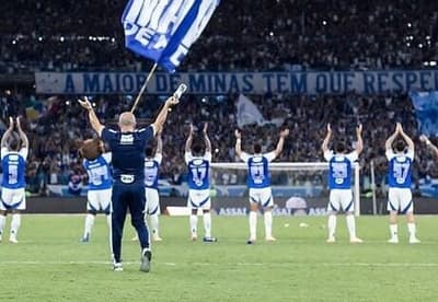 Leonardo Jardim e jogadores do Cruzeiro comemoram vitória sobre o Vitória (Foto: Gustavo Aleixo/Cruzeiro)