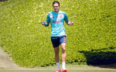 Com nova imobilização no braço, Pedro retoma atividades com o elenco do Flamengo