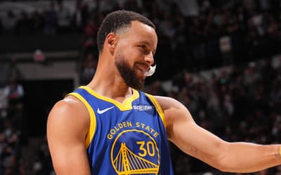 Aos 37 anos, Curry iguala marca histórica de Michael Jordan na NBA