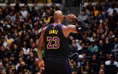 LeBron James volta 100% renovado para a NBA; veja os lances de terça (18)