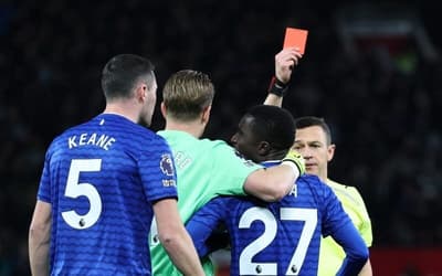 Jogador do Everton se pronuncia após tapa em companheiro contra o United