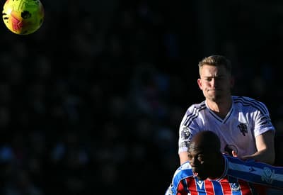 De Ligt e Mateta disputam bola em Crystal Palace x United (Foto: Glyn KIRK / AFP)