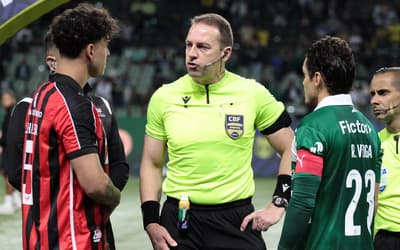 Torcedores se revoltam com arbitragem em Palmeiras x Vitória: 'Erro grave'