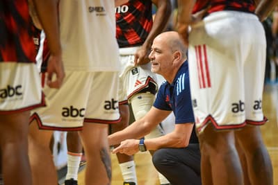 Flamengo bate Osasco fora de casa pelo NBB; veja fotos