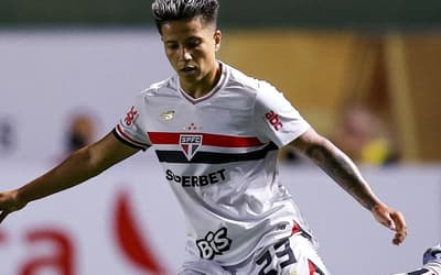Lateral do São Paulo passa por cirurgia no tornozelo: 'Alívio'