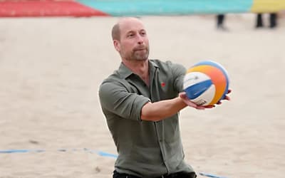 Príncipe da Inglaterra joga vôlei de praia em Copacabana; veja vídeo
