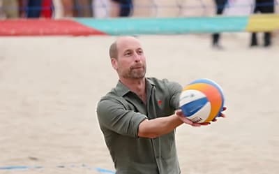 Príncipe William joga vôlei em Copacabana, e Eduardo Paes brinca: 'Marqueteiro'
