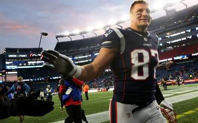 Rob Gronkowski assina com os Patriots e anuncia aposentadoria oficial na NFL