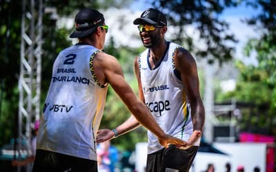 Evandro e Arthur vão às quartas do Mundial de Vôlei de Praia