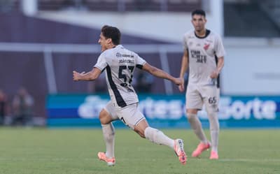 Meia do Athletico faz gol 'à la Ronaldinho na Copa' e admite: 'Cruzei'