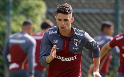 Oscar recebe alta médica, e São Paulo atualiza situação do jogador