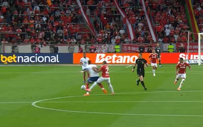 Veja análise do VAR em lance polêmico de Inter x Bahia; árbitro alega intimidações
