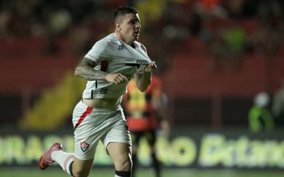 Renato Kayzer se emociona após triunfo do Vitória: 'Inexplicável'