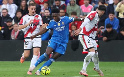 Vini Jr no duelo entre Real Madrid e Rayo Vallecano em La Liga. (Foto: Thomas COEX / AFP)