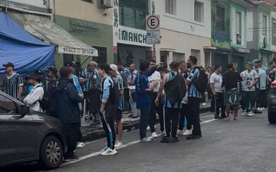 Torcida do Grêmio se reúne nos arredores do Allianz Parque antes de jogo com o Corinthians