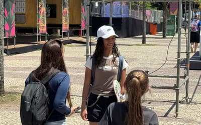 No Rio, Rayssa Leal recebe fãs antes de disputar STU Pro Tour