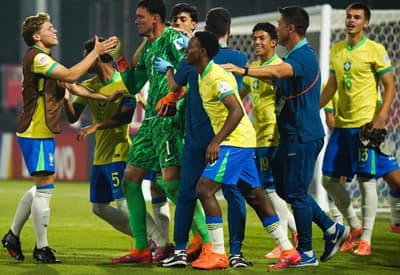 Jogadores da Seleção Sub-17 comemoram classificação para oitavas de final do Mundial