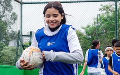 Aliando esporte e transformação social, evento reúne meninas para jogar futebol em Guarulhos