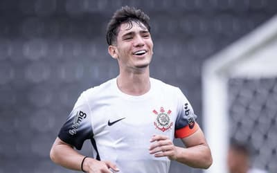 Corinthians assina aditivo com joia da base; irmão firma contrato de formação