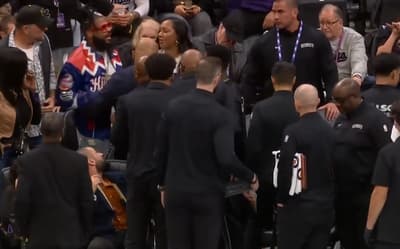Torcedor invade banco, grita com jogadores e interrompe partida da NBA; veja