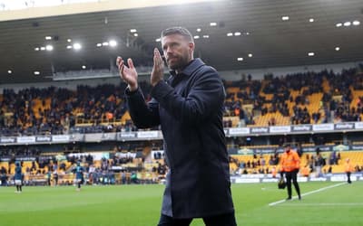 Clube da Premier League anuncia substituto de ex-Flamengo e Corinthians