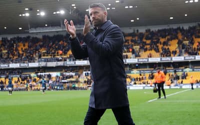 Clube da Premier League anuncia substituto de ex-Flamengo e Corinthians