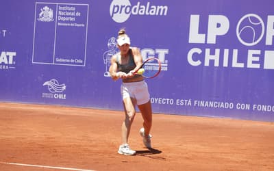 Laura Pigossi cai nas oitavas de simples, mas segue nas duplas em Colina