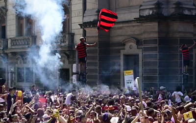 Desfile do Flamengo por tetra da Libertadores termina em confusão entre torcedores e polícia
