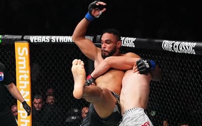 Brasileiro leva mata-leão e cai no UFC Qatar; veja o vídeo