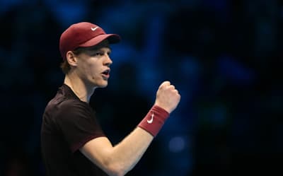 Sinner atropela e confirma semifinal contra De Miaur no ATP Finals