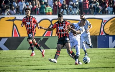 Gol perdido em Vitória x Botafogo gera críticas a jogador: 'Superestimado'