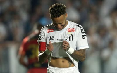 Fotos da infância, Bíblia e mais: itens de Neymar no vestiário do Santos dão força ao jogador