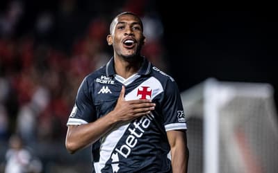 Adriano Imperador vê semelhanças e se rende ao talento de Rayan, do Vasco