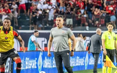 Jair Ventura exalta trabalho no Vitória e conta bastidor: 'Quase não vinha'