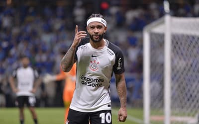 Cruzeiro x Corinthians: ex-árbitra vê irregularidade em gol de Memphis