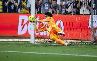 Hugo Souza 'ignora' estudo e explica como defendeu pênalti contra Gabigol