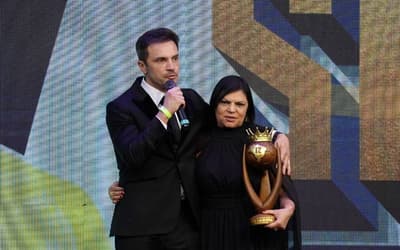 Falcão se emociona em homenagem e grita pelas campeãs do futsal feminino