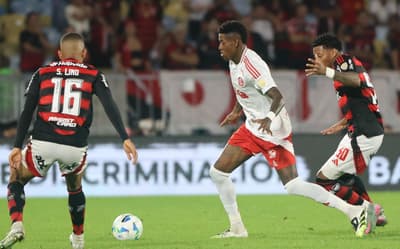 Vitão, zagueiro do Internacional