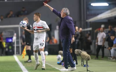 'O que nos resta é jogar pela honra', diz técnico do Internacional