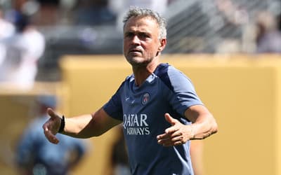 Luis Enrique na beira do campo em PSG x Real Madrid (Foto: FRANCK FIFE / AFP)
