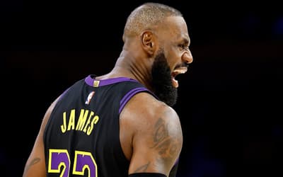 Lebron alcança melhor marca de 2025 em noite trágica do Lakers